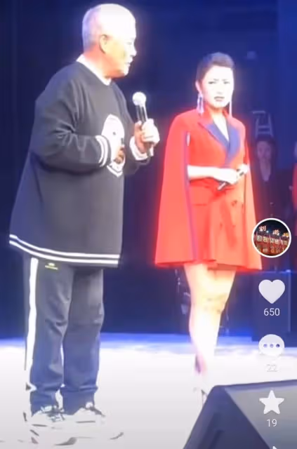 64歲趙本山精神抖擻開唱，肚腩凸出嗓音洪亮，身旁女搭檔面露嫌棄