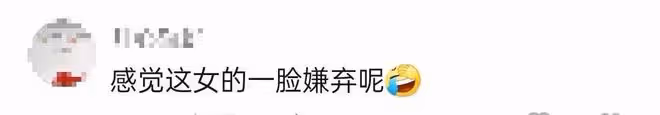 64歲趙本山精神抖擻開唱，肚腩凸出嗓音洪亮，身旁女搭檔面露嫌棄