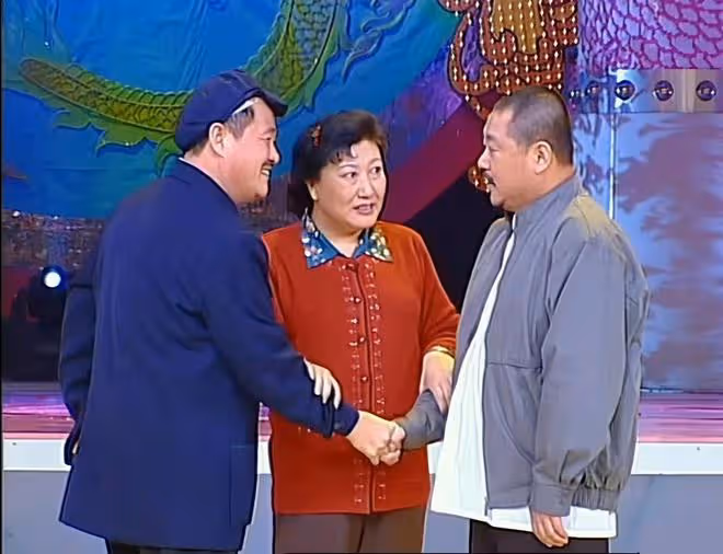 64歲趙本山精神抖擻開唱，肚腩凸出嗓音洪亮，身旁女搭檔面露嫌棄