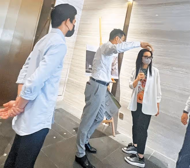 51歲港姐欲購4億豪宅!仨高層陪同陣仗大,內地工作4個月收入高
