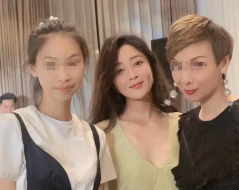 殷桃和王凱私下參加婚禮 穿低領上衣身材豐腴