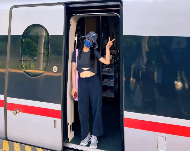 殷桃和王凱私下參加婚禮 穿低領上衣身材豐腴