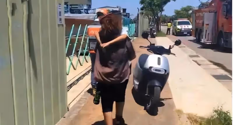 林志穎兒子即將開學，陳若儀曬帶娃游泳近照，豪宅自帶泳池好氣派