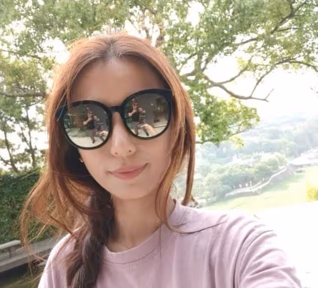 曬曬田馥甄現實中的家,裝修簡約接地氣,衣服太多掛滿客廳,粉色裝扮盡顯少女心