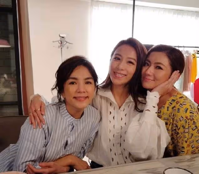 曬曬田馥甄現實中的家,裝修簡約接地氣,衣服太多掛滿客廳,粉色裝扮盡顯少女心
