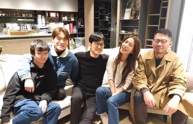 曬曬田馥甄現實中的家,裝修簡約接地氣,衣服太多掛滿客廳,粉色裝扮盡顯少女心