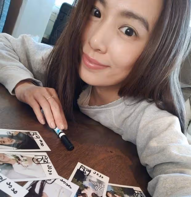 曬曬田馥甄現實中的家,裝修簡約接地氣,衣服太多掛滿客廳,粉色裝扮盡顯少女心