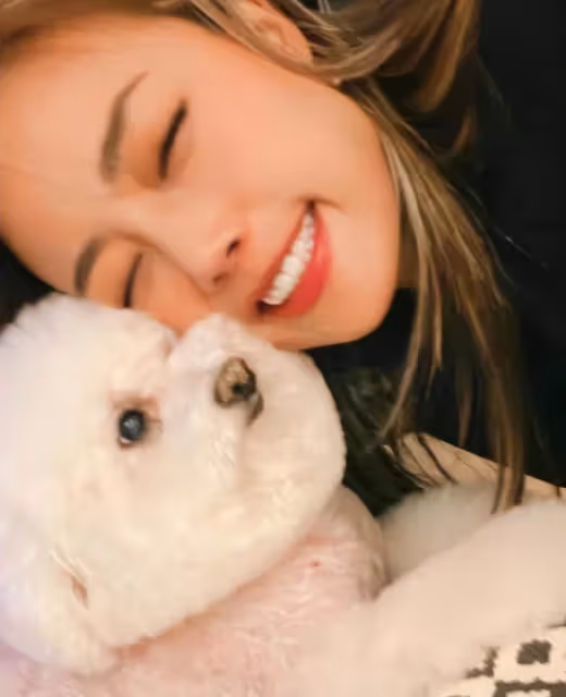 42歲容祖兒罕曬近況!與愛犬互動被狗狗舔嘴巴引爭議,素顏出鏡美貌依舊,雪白肌膚少女感十足