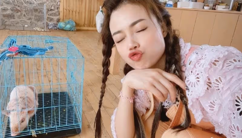 42歲容祖兒罕曬近況!與愛犬互動被狗狗舔嘴巴引爭議,素顏出鏡美貌依舊,雪白肌膚少女感十足
