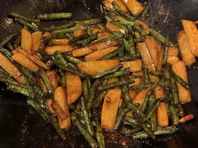 明日便當之超級下飯醬炒土豆燒豇豆！太香了！