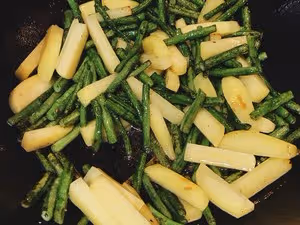 明日便當之超級下飯醬炒土豆燒豇豆！太香了！