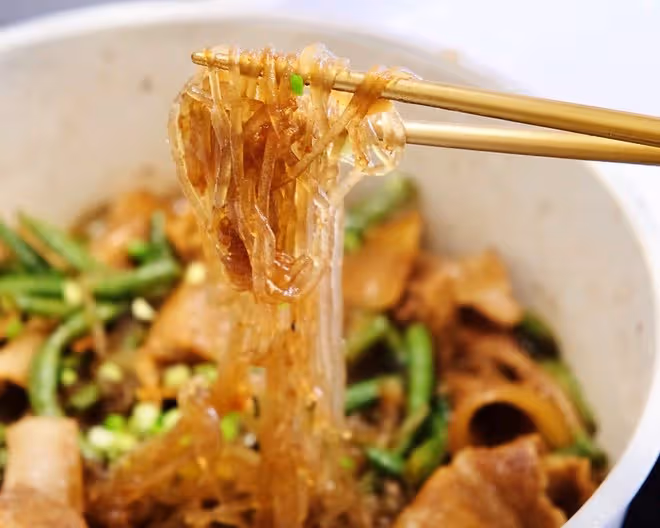 這個菜吃完之後婆婆和媽媽差點兒打起來了...巨香五花肉燜粉！！粉絲比肉還好吃！！