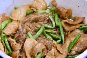 這個菜吃完之後婆婆和媽媽差點兒打起來了...巨香五花肉燜粉！！粉絲比肉還好吃！！