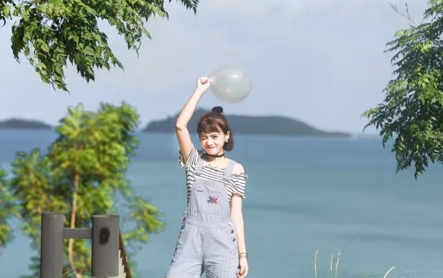 婆婆給1塊改口費,逼新娘行大禮,新娘彎腰三鞠躬:「永垂不朽」