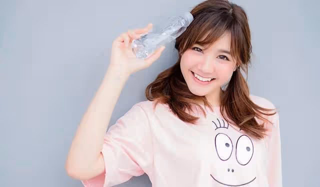 婆婆給1塊改口費,逼新娘行大禮,新娘彎腰三鞠躬:「永垂不朽」
