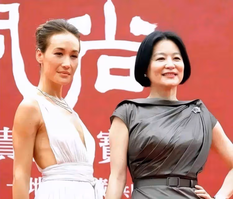 林青霞真是50後驕傲，穿裹身魚尾裙雍容大氣，身材婀娜多姿，同台超模氣質更勝一籌