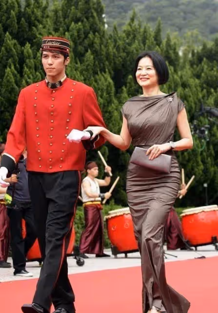 林青霞真是50後驕傲，穿裹身魚尾裙雍容大氣，身材婀娜多姿，同台超模氣質更勝一籌