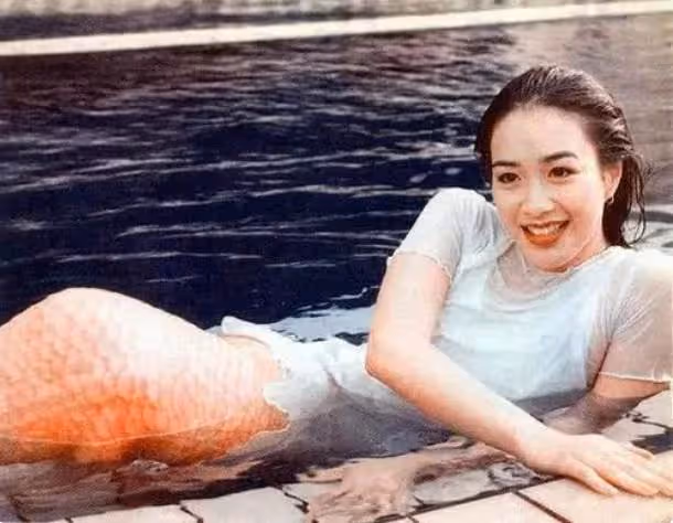 鐘麗緹年輕時候多迷人！當看完她20歲舊照，才懂何為「神仙臉」，網友：張倫碩賺到了