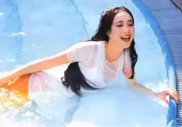 鐘麗緹年輕時候多迷人！當看完她20歲舊照，才懂何為「神仙臉」，網友：張倫碩賺到了