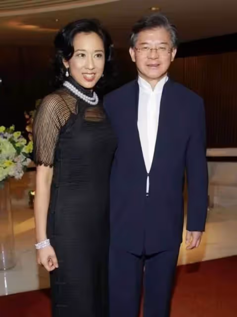 朱玲玲果真是「豪門闊太」，穿黑色連衣裙難掩好氣質，根本看不出年紀，網友：怪不得50歲還能再嫁豪門