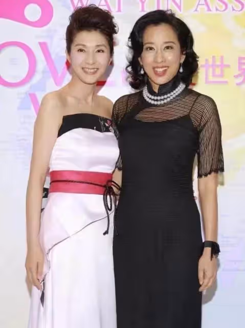 朱玲玲果真是「豪門闊太」，穿黑色連衣裙難掩好氣質，根本看不出年紀，網友：怪不得50歲還能再嫁豪門