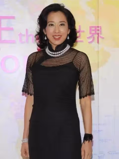 朱玲玲果真是「豪門闊太」，穿黑色連衣裙難掩好氣質，根本看不出年紀，網友：怪不得50歲還能再嫁豪門