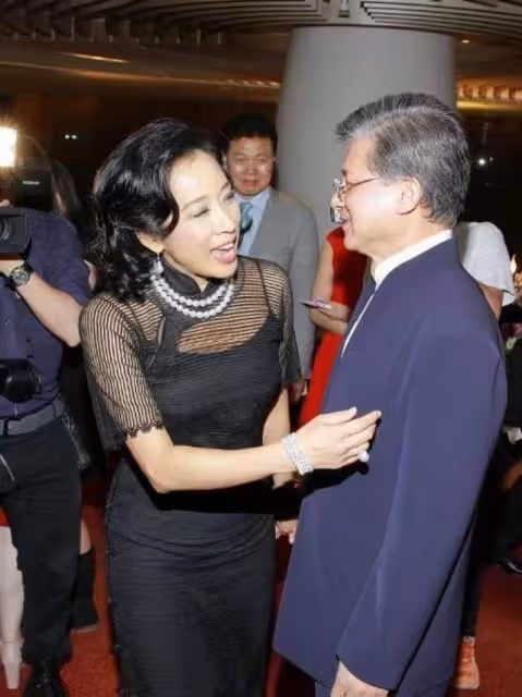 朱玲玲果真是「豪門闊太」，穿黑色連衣裙難掩好氣質，根本看不出年紀，網友：怪不得50歲還能再嫁豪門