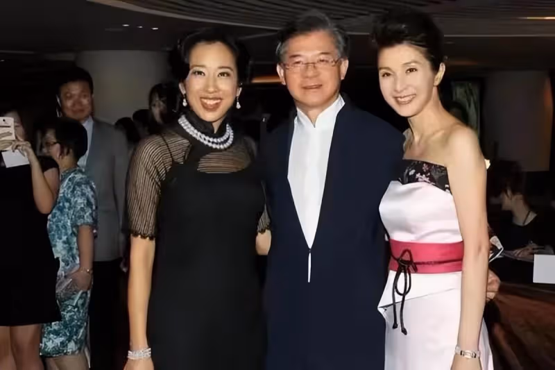 朱玲玲果真是「豪門闊太」，穿黑色連衣裙難掩好氣質，根本看不出年紀，網友：怪不得50歲還能再嫁豪門