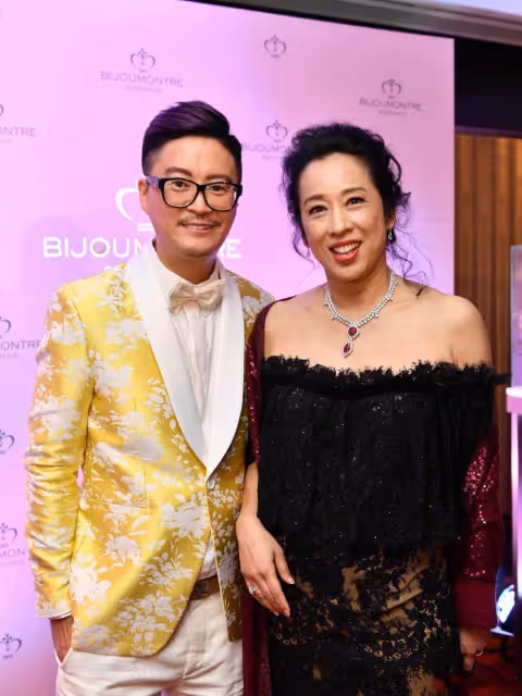 朱玲玲果真是「豪門闊太」，穿黑色連衣裙難掩好氣質，根本看不出年紀，網友：怪不得50歲還能再嫁豪門