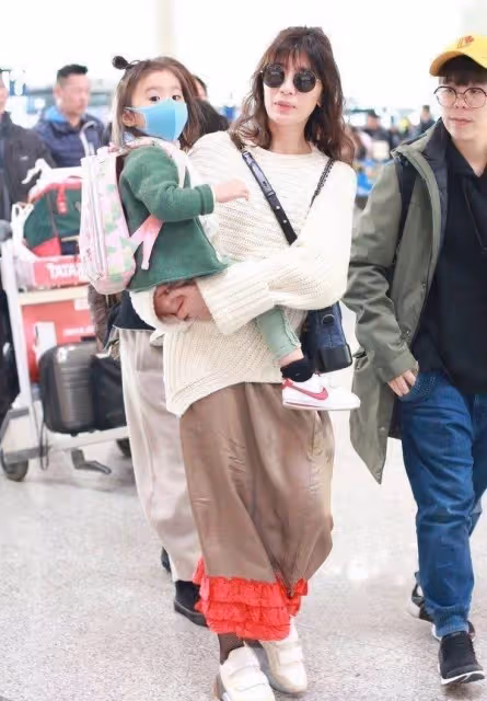 真佩服46歲賈靜雯,當媽後越來越年輕,扎半丸子頭秒變18歲少女,網友:修傑楷真的賺了