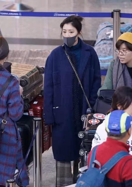 真佩服46歲賈靜雯,當媽後越來越年輕,扎半丸子頭秒變18歲少女,網友:修傑楷真的賺了