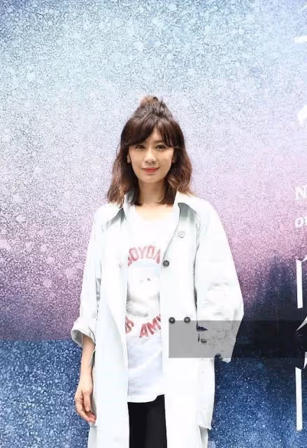真佩服46歲賈靜雯,當媽後越來越年輕,扎半丸子頭秒變18歲少女,網友:修傑楷真的賺了
