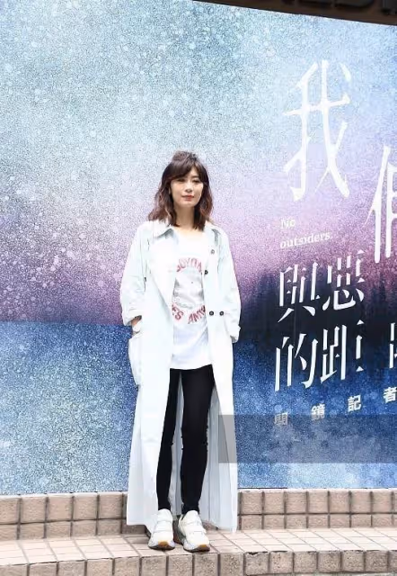 真佩服46歲賈靜雯,當媽後越來越年輕,扎半丸子頭秒變18歲少女,網友:修傑楷真的賺了