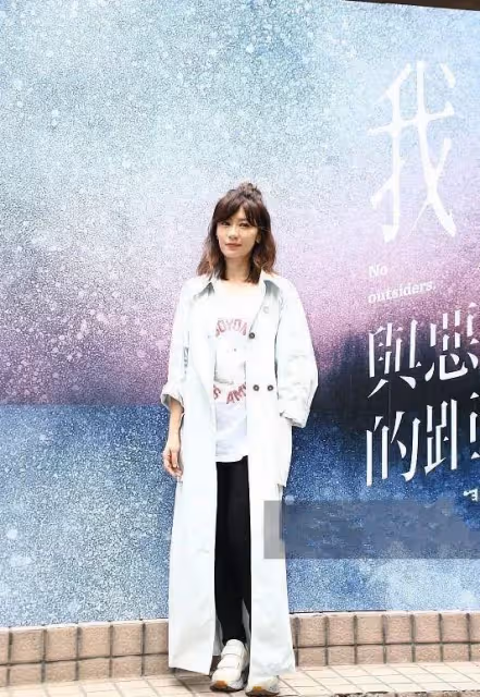 真佩服46歲賈靜雯,當媽後越來越年輕,扎半丸子頭秒變18歲少女,網友:修傑楷真的賺了