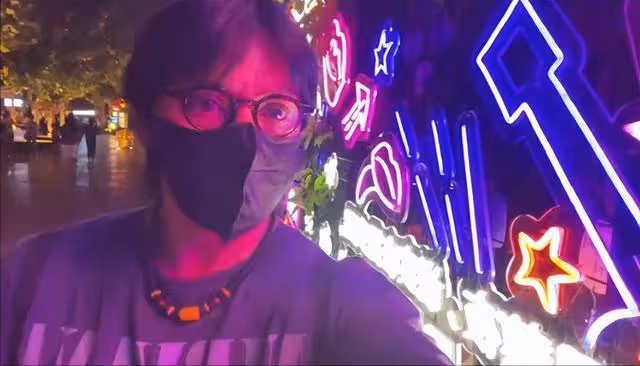 十年未見!61歲知名港星身兼父職供弟弟讀書,近年洗心革面做公益