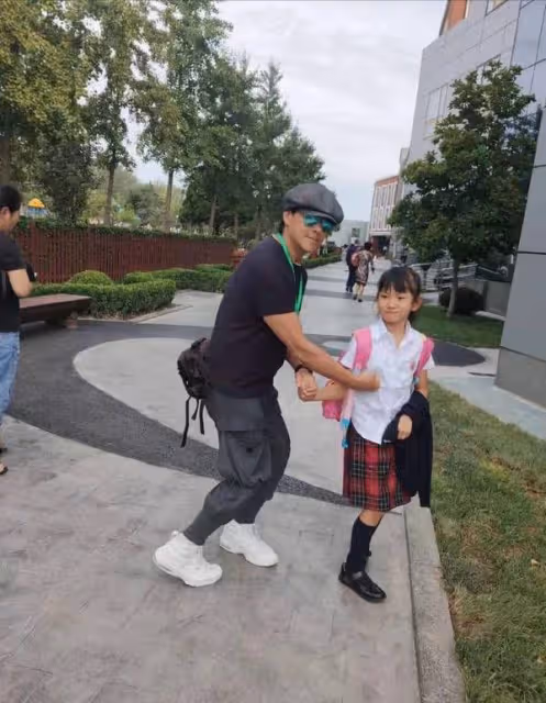 十年未見!61歲知名港星身兼父職供弟弟讀書,近年洗心革面做公益