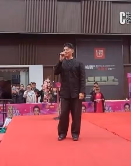 十年未見!61歲知名港星身兼父職供弟弟讀書,近年洗心革面做公益