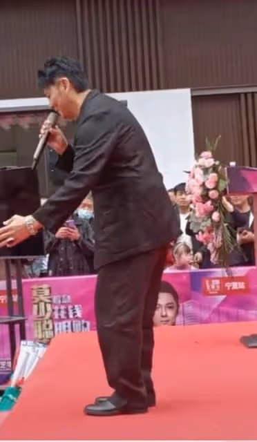 十年未見!61歲知名港星身兼父職供弟弟讀書,近年洗心革面做公益