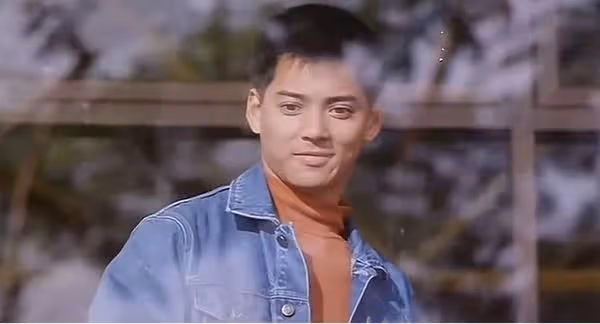 十年未見!61歲知名港星身兼父職供弟弟讀書,近年洗心革面做公益