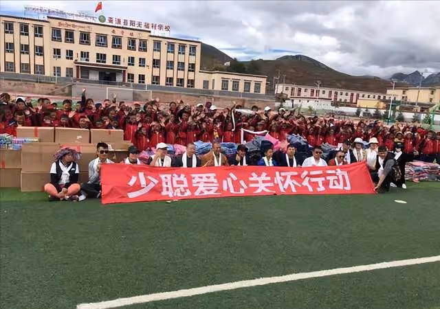 十年未見!61歲知名港星身兼父職供弟弟讀書,近年洗心革面做公益