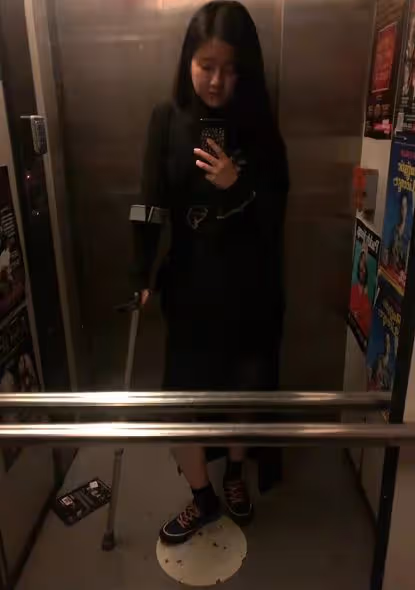 楊麗萍外甥女小彩旗氣質大變!發福得快認不出,拄拐杖在英國獨居