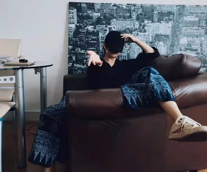 楊麗萍外甥女小彩旗氣質大變!發福得快認不出,拄拐杖在英國獨居