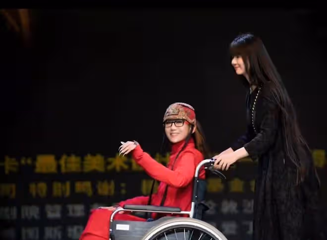 楊麗萍外甥女小彩旗氣質大變!發福得快認不出,拄拐杖在英國獨居