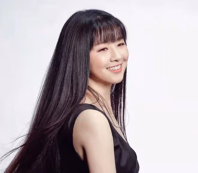 楊麗萍外甥女小彩旗氣質大變!發福得快認不出,拄拐杖在英國獨居