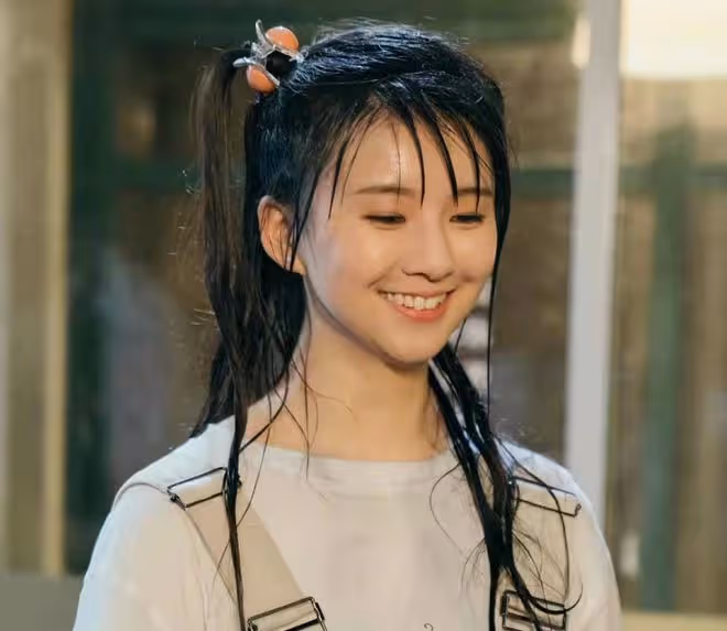 楊麗萍外甥女小彩旗氣質大變!發福得快認不出,拄拐杖在英國獨居