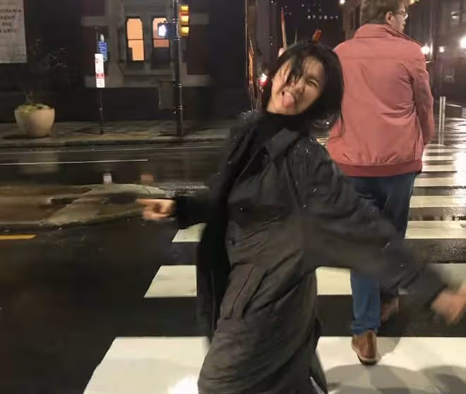 楊麗萍外甥女小彩旗氣質大變!發福得快認不出,拄拐杖在英國獨居