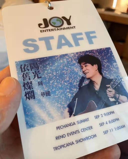 61歲周華健美國開演唱會,嘴唇蒼白太憔悴,混血兒子比爸爸更顯老