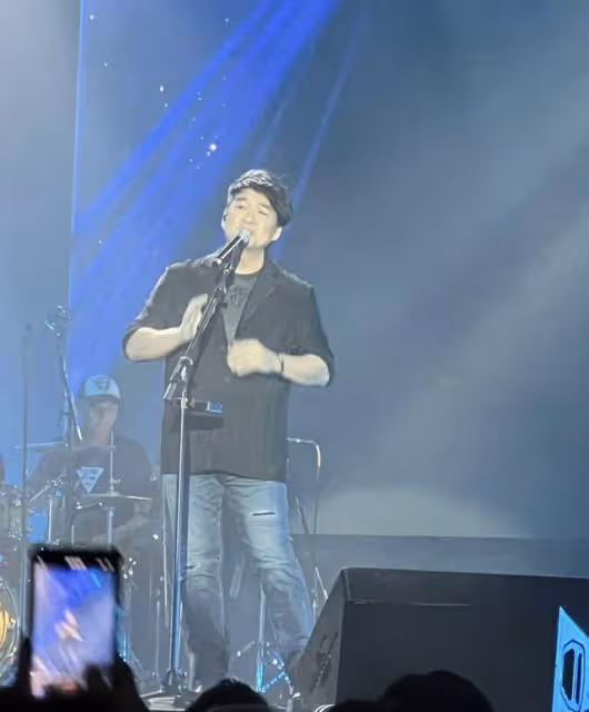 61歲周華健美國開演唱會,嘴唇蒼白太憔悴,混血兒子比爸爸更顯老