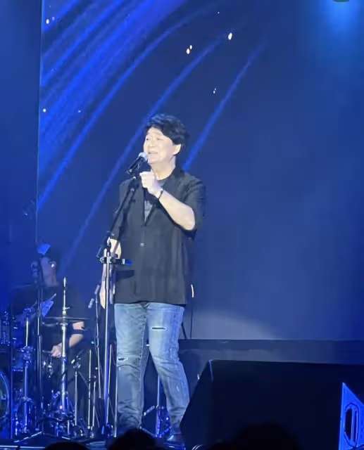 61歲周華健美國開演唱會,嘴唇蒼白太憔悴,混血兒子比爸爸更顯老