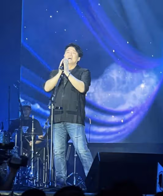 61歲周華健美國開演唱會,嘴唇蒼白太憔悴,混血兒子比爸爸更顯老